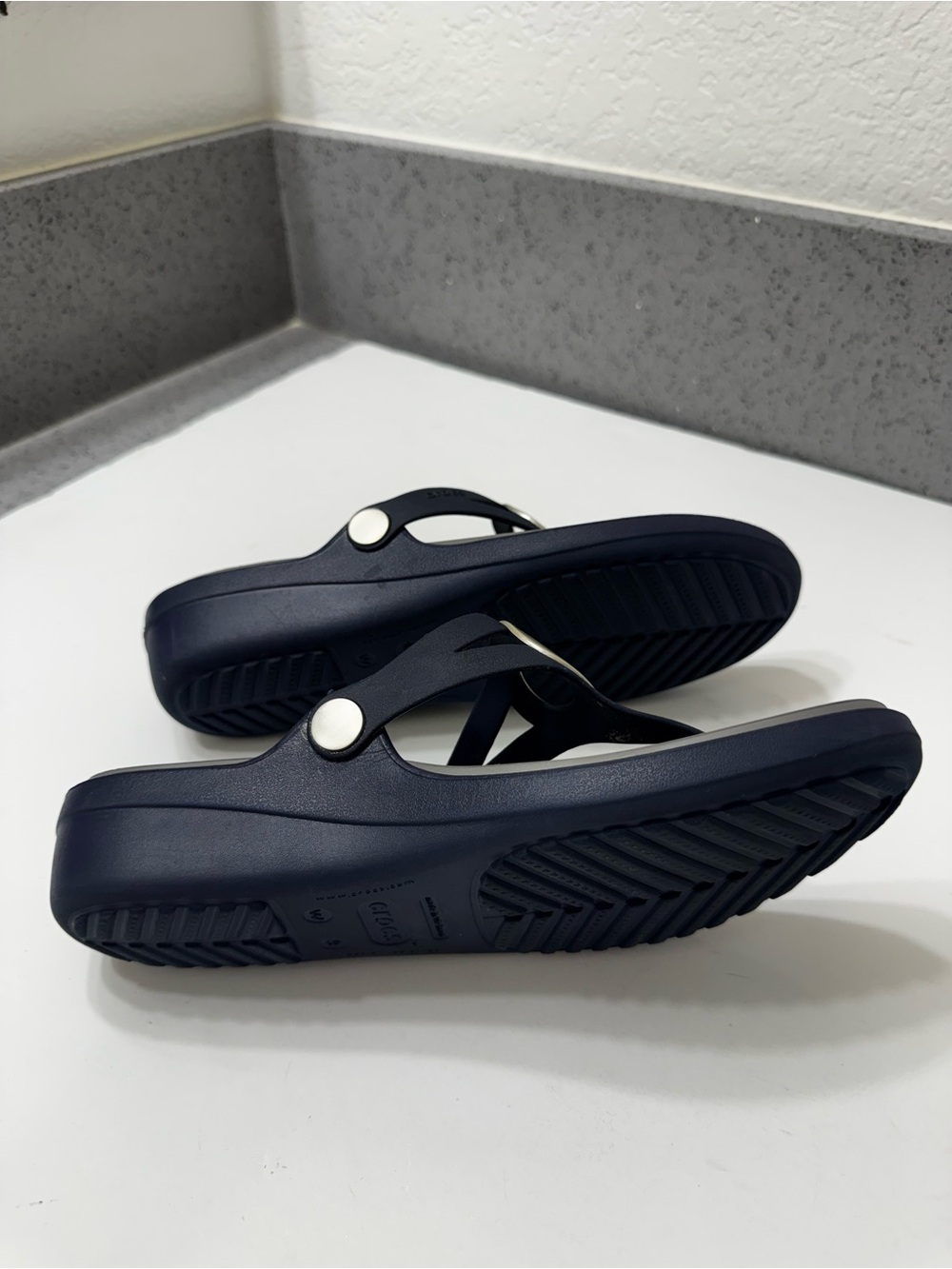 Crocs Sanrah Circle Wedge Flip Sandals in Navy and Silver Sz 9 - Picture 8 of 10